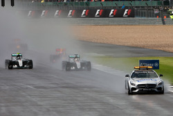 Lewis Hamilton, Mercedes AMG F1 W07 Hybrid führt hinter dem FIA Safetycar