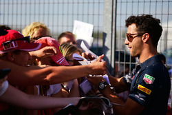 Daniel Ricciardo, Red Bull Racing, gibt Autogramme