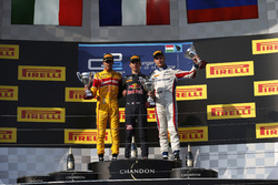 Подиум: Пьер Гасли, PREMA, Racing; Антонио Джовинацци, PREMA Racing; Сергей Сироткин, ART Grand Prix