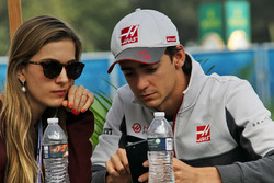 Esteban Gutierrez, Haas F1 Team, mit Freundin Monica Casan