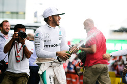 Ganador de la carrera Lewis Hamilton, Mercedes AMG F1 celebra con el equipo