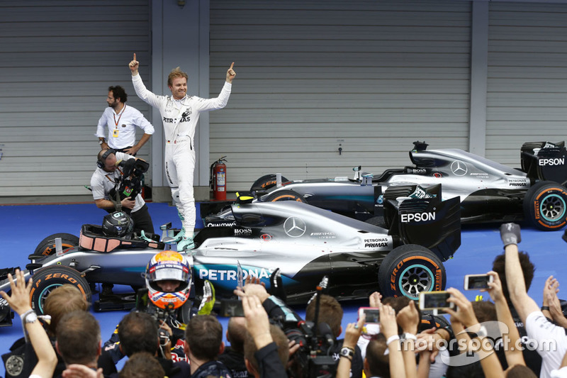 Race winner Nico Rosberg, Mercedes AMG F1 W07 Hybrid