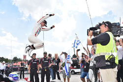 Ganador de la carrera Santiago Urrutia, Schmidt Peterson Motorsports