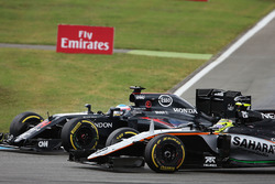 Zweikampf: Fernando Alonso, McLaren MP4-31; Sergio Perez, Sahara Force India F1 VJM09