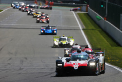#8 Toyota Gazoo Racing Toyota TS050: Sébastien Buemi, Kazuki Nakajima, Fernando Alonso, líder al inicio