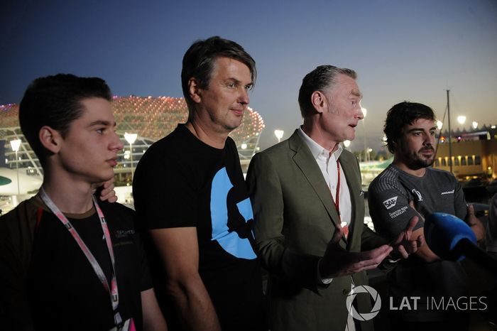 Fernando Alonso, McLaren Y Cem Bolukbasi, G2 Esports Gamer, Sean Bratches, Formula One Managing Dire