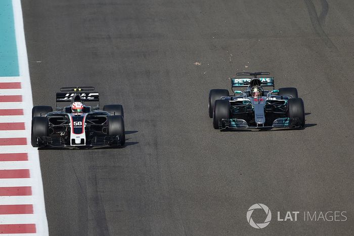 Antonio Giovinazzi, Haas F1 Team VF-17 y Lewis Hamilton, Mercedes-Benz F1 W08
