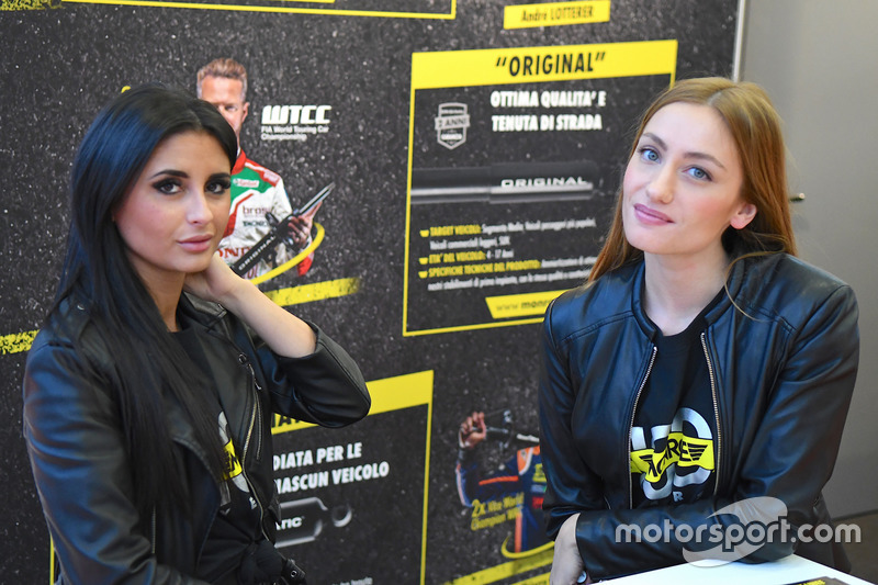 Las chicas en el Salón del Automóvil de Bolonia 2017