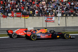 Daniel Ricciardo, Red Bull Racing RB14 et Kimi Raikkonen, Ferrari SF71H battle
