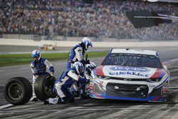 A.J. Allmendinger, JTG Daugherty Racing Chevrolet Camaro pit stop