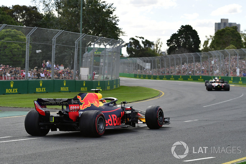 Max Verstappen, Red Bull Racing RB14 spin atıyor