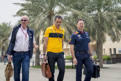 Dr Helmut Marko, Red Bull Motorsport Consultant, Cyril Abiteboul, Renault Sport F1 Managing Director
