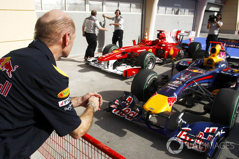 Adrian Newey de Red Bull Racing revisa el Red Bull RB5 Renault y el Ferrari F10