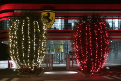 Addobbi natalizi all'esterno della fabbrica della Scuderia Ferrari