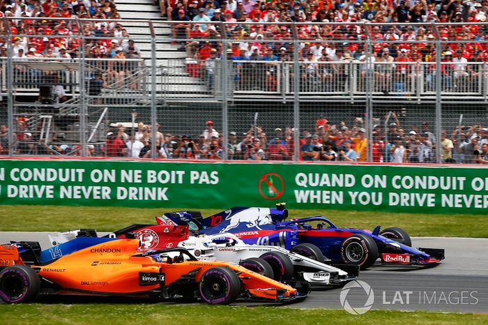 Pierre Gasly, Toro Rosso STR13, Marcus Ericsson, Sauber C37, and Fernando Alonso, McLaren MCL33, bat