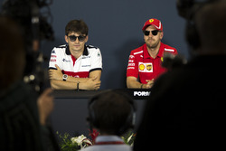 Charles Leclerc, Sauber ve Sebastian Vettel, Ferrari basın toplantısındalar