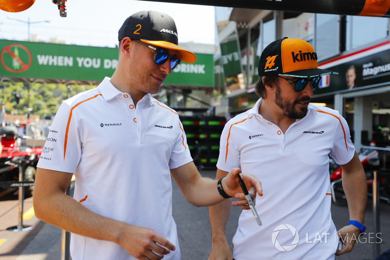 Stoffel Vandoorne, McLaren, et Fernando Alonso, McLaren