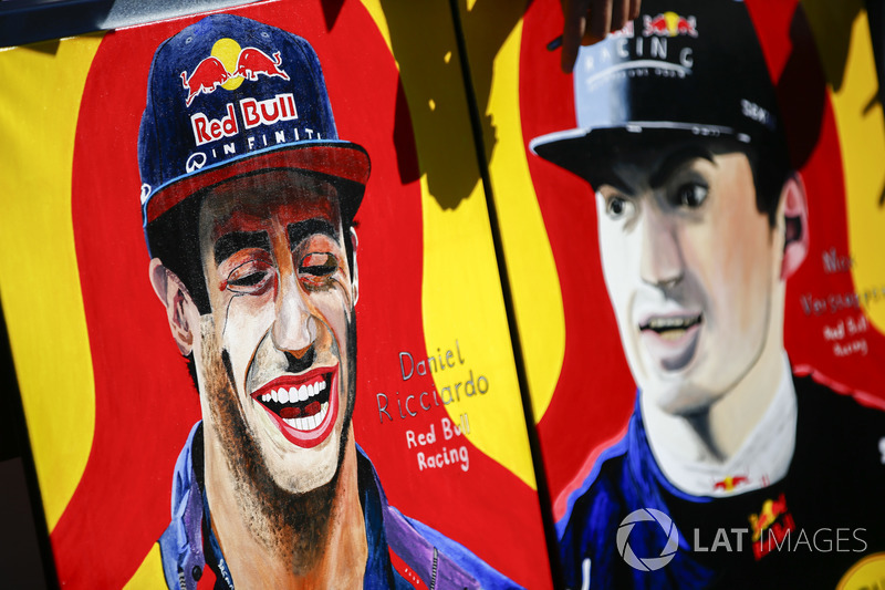 Une peinture représentant Daniel Ricciardo, Red Bull Racing, et Max Verstappen, Red Bull Racing