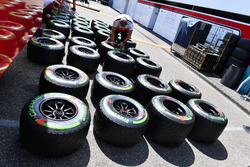 Sauber mechanic and Pirelli tyres