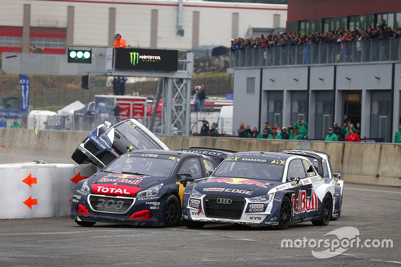 Sébastien Loeb, Team Peugeot Total, Andreas Bakkerud, EKS Audi Sport, Johan Kristoffersson, PSRX Volkswagen Sweden crash