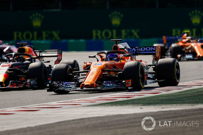 Fernando Alonso, McLaren MCL33, lucha conDaniel Ricciardo, Red Bull Racing RB14