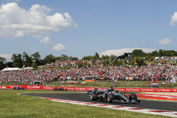f1-hungarian-gp-2018-lewis-hamilton-mercedes-amg-f1-w09-leads-the-pack-on-the-first-lap Hamilton não enfrenta dificuldades e vence na Hungria Esportes f1-hungarian-gp-2018-lewis-hamilton-mercedes-amg-f1-w09-leads-the-pack-on-the-first-lap Hamilton não enfrenta dificuldades e vence na Hungria Esportes