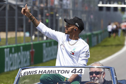 Lewis Hamilton, Mercedes AMG F1, tijdens de rijdersparade