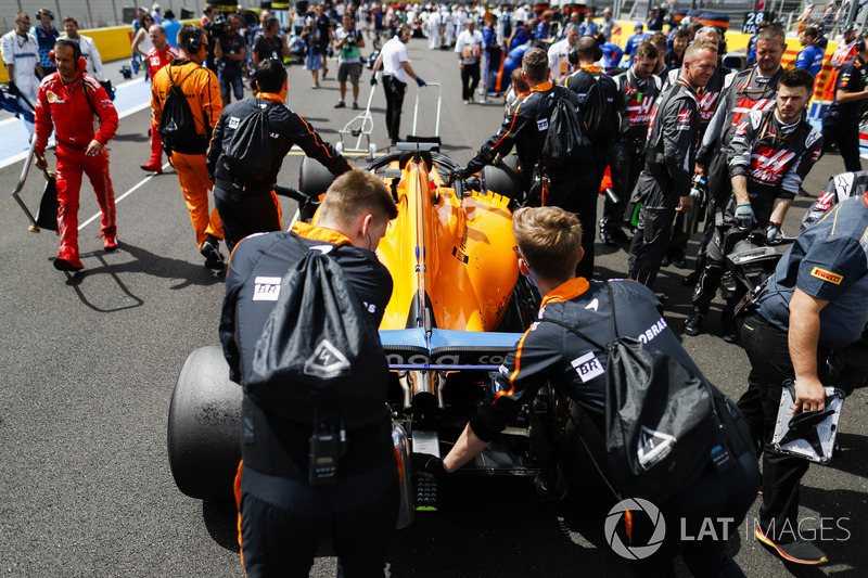 Fernando Alonso, McLaren MCL33, arrives on the grid