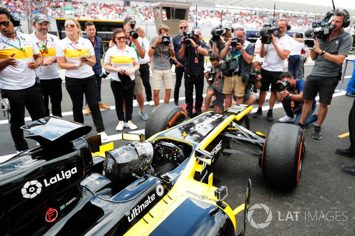 Aseel Al-Hamad, vuelve a boxes tras pilotar el F1 E20 de Renault de 2012 en el Renault Passion Parade