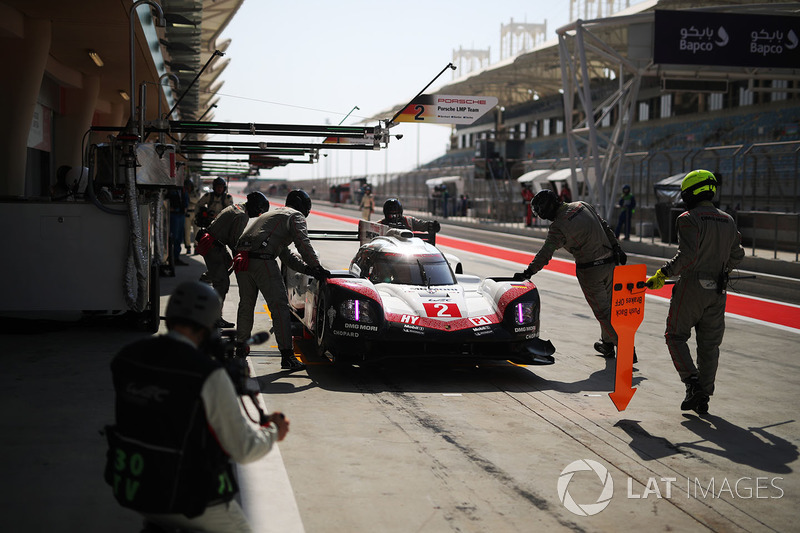 #2 Porsche Team Porsche 919 Hybrid: Timo Bernhard, Earl Bamber, Brendon Hartley en los pits