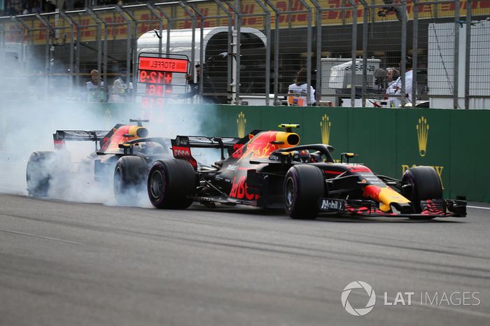 Choque de Max Verstappen, Red Bull Racing RB14 y Daniel Ricciardo, Red Bull Racing RB14