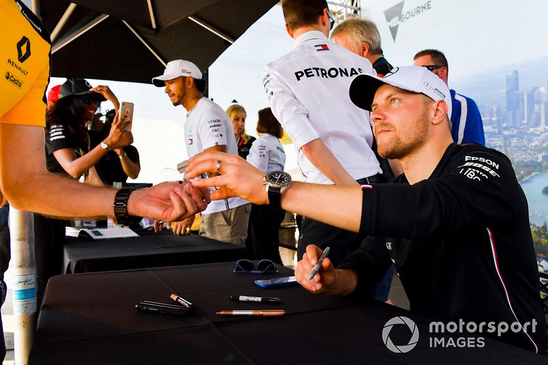 Valtteri Bottas, Mercedes AMG F1, firma autografi ai tifosi
