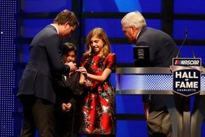 Rick Hendrick, Leo Gordon y Ella Gordon le dan un anillo a Jeff Gordon