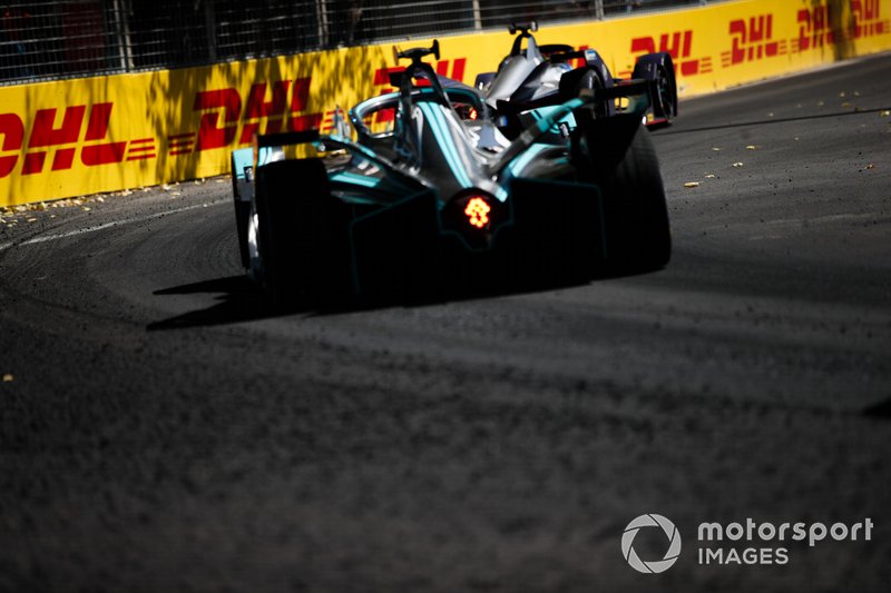 Mitch Evans, Jaguar Racing, Jaguar I-Type 3, segue Robin Frijns, Envision Virgin Racing, Audi e-tron FE05