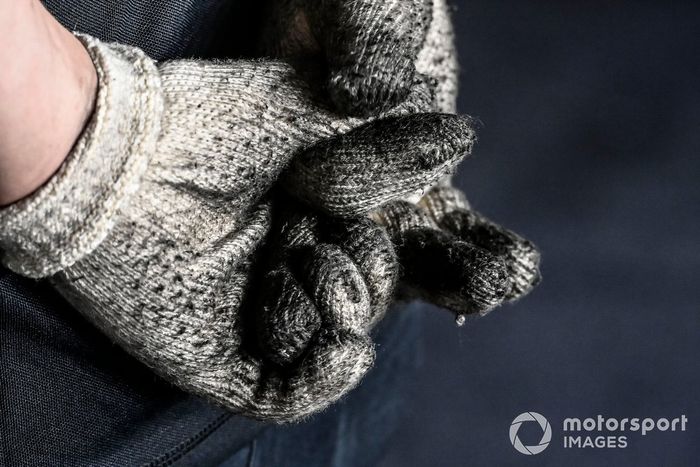 Guantes de un mecánico de MotoGP