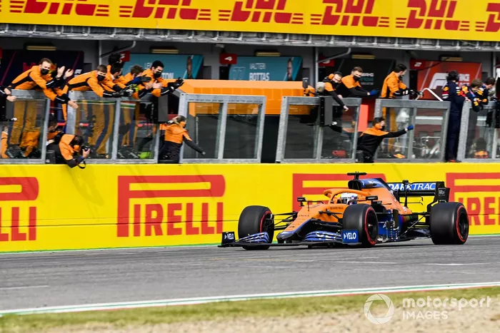 Daniel Ricciardo, McLaren MCL35M cruza la meta