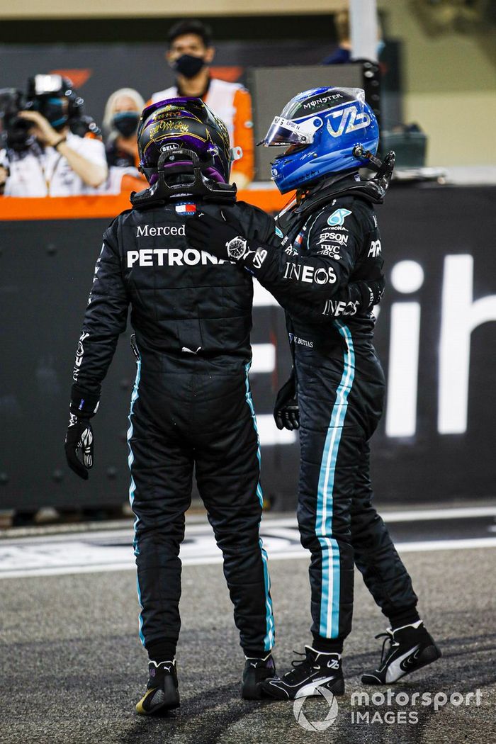 Lewis Hamilton, Mercedes-AMG F1, 3ª posición, y Valtteri Bottas, Mercedes-AMG F1, 2ª posición, en la parrilla después de la carrera