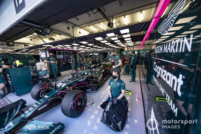 Lance Stroll, Aston Martin AMR21 en el box