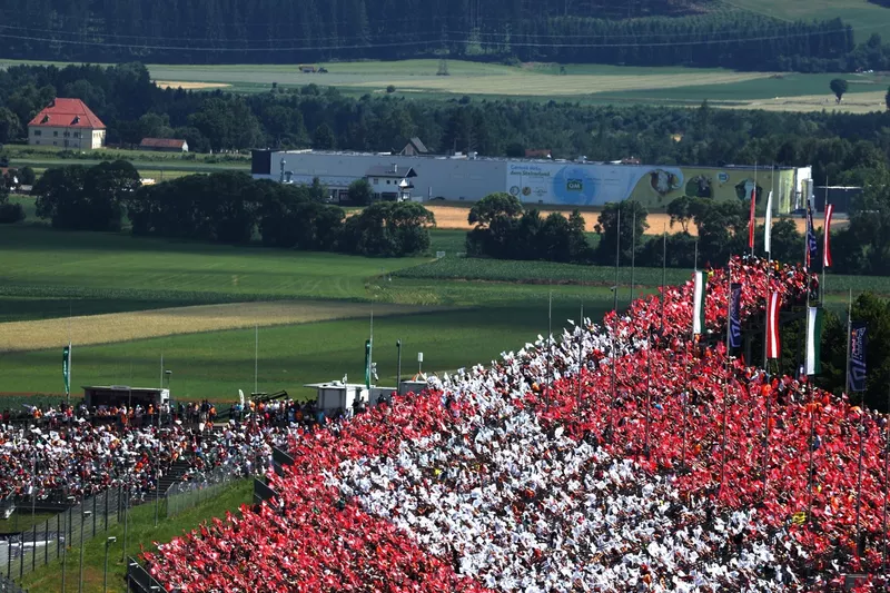 Les fans fabriquent un tifo du drapeau autrichien.