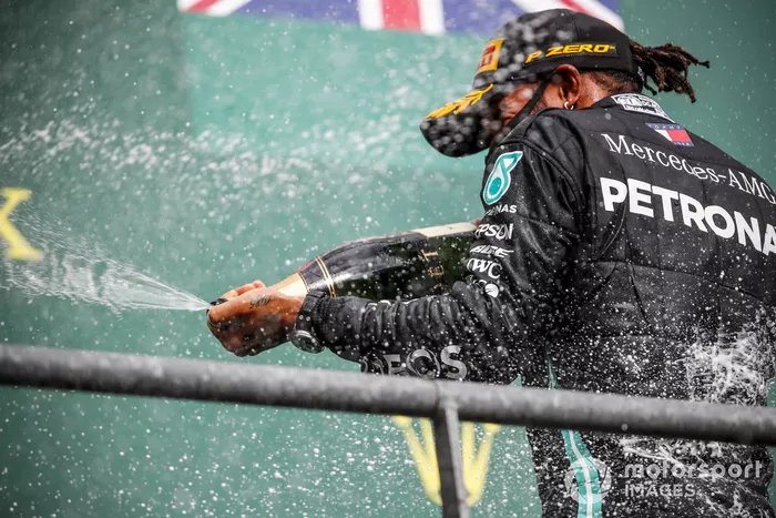 Il vincitore Lewis Hamilton, Mercedes-AMG F1 festeggia sul podio con lo champagne