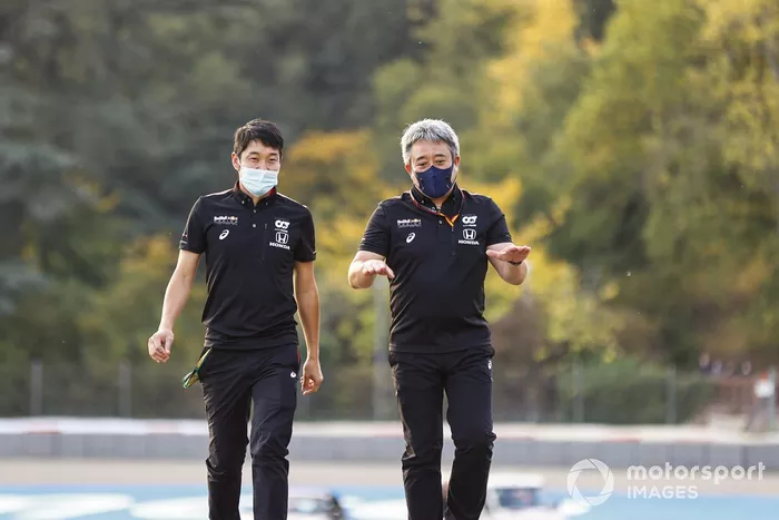 Masashi Yamamoto, Director General de Honda Motorsport, camina por la pista