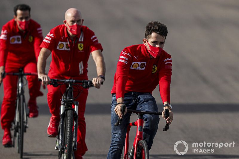 Charles Leclerc, Ferrari, recorre Imola en bici
