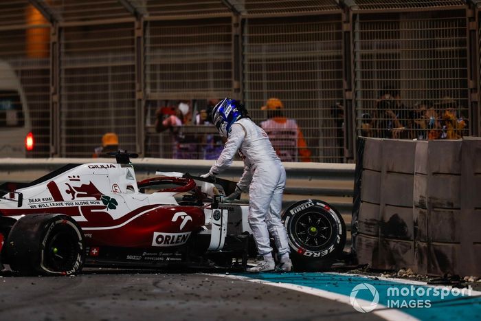 Kimi Raikkonen, Alfa Romeo Racing C41 tras su choque