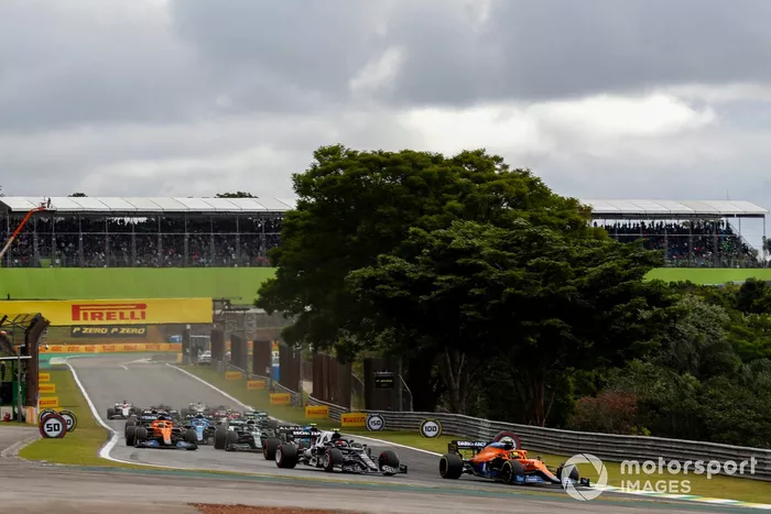 Lando Norris, McLaren MCL35M, Pierre Gasly, AlphaTauri AT02, Esteban Ocon, Alpine A521, Sebastian Vettel, Aston Martin AMR21, y Daniel Ricciardo, McLaren MCL35M