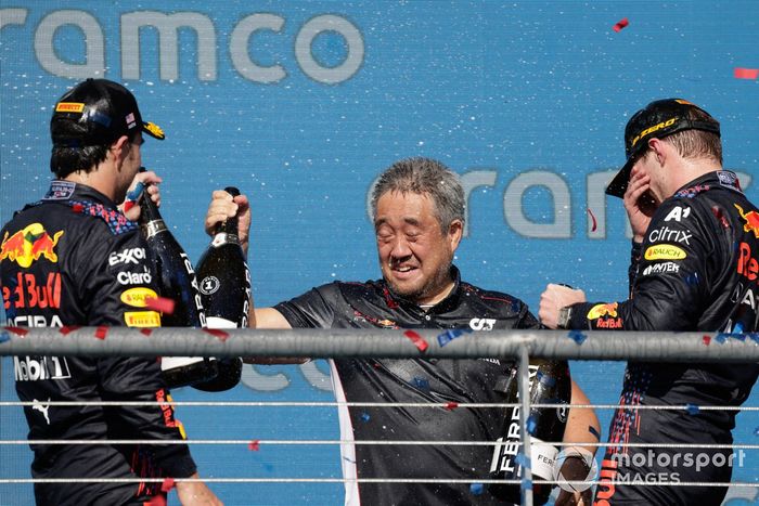 Podio: ganador Max Verstappen, Red Bull Racing, tercer lugar Sergio Pérez, Red Bull Racing y Masashi Yamamoto, Director de Honda Motorsport