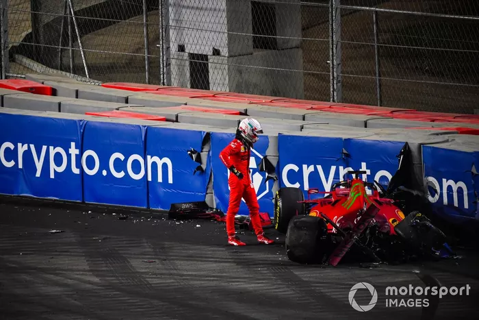 Charles Leclerc, Ferrari, choca en la FP2
