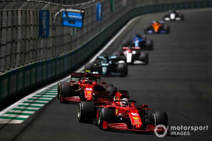 Charles Leclerc, Ferrari SF21, Carlos Sainz Jr., Ferrari SF21, y Lance Stroll, Aston Martin AMR21