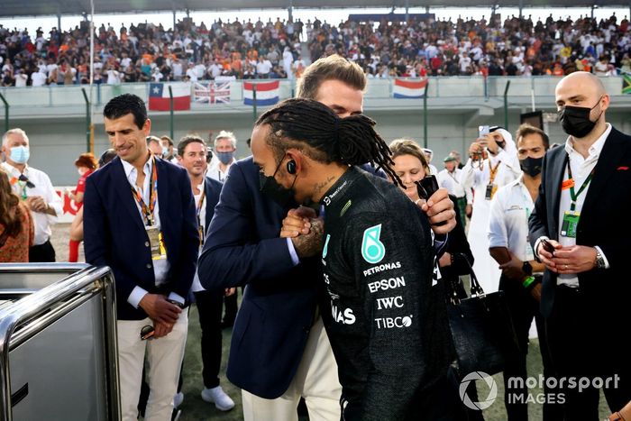 Lewis Hamilton, Mercedes, y David Beckham, en la parrilla