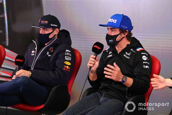 Max Verstappen, Red Bull Racing, Fernando Alonso, Alpine F1 Team, en la rueda de prensa
