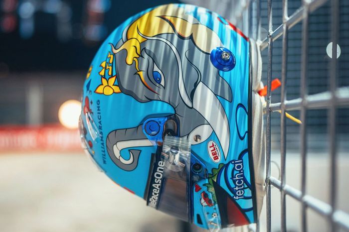 El casco especial de Alex Albon, Williams, para el GP de Singapur